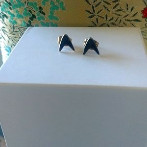 Black enamel V-shape earrings